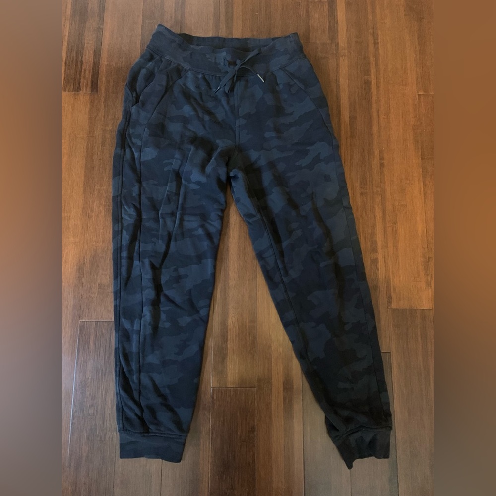 Lululemon Black Camo Pants (Size: 6)